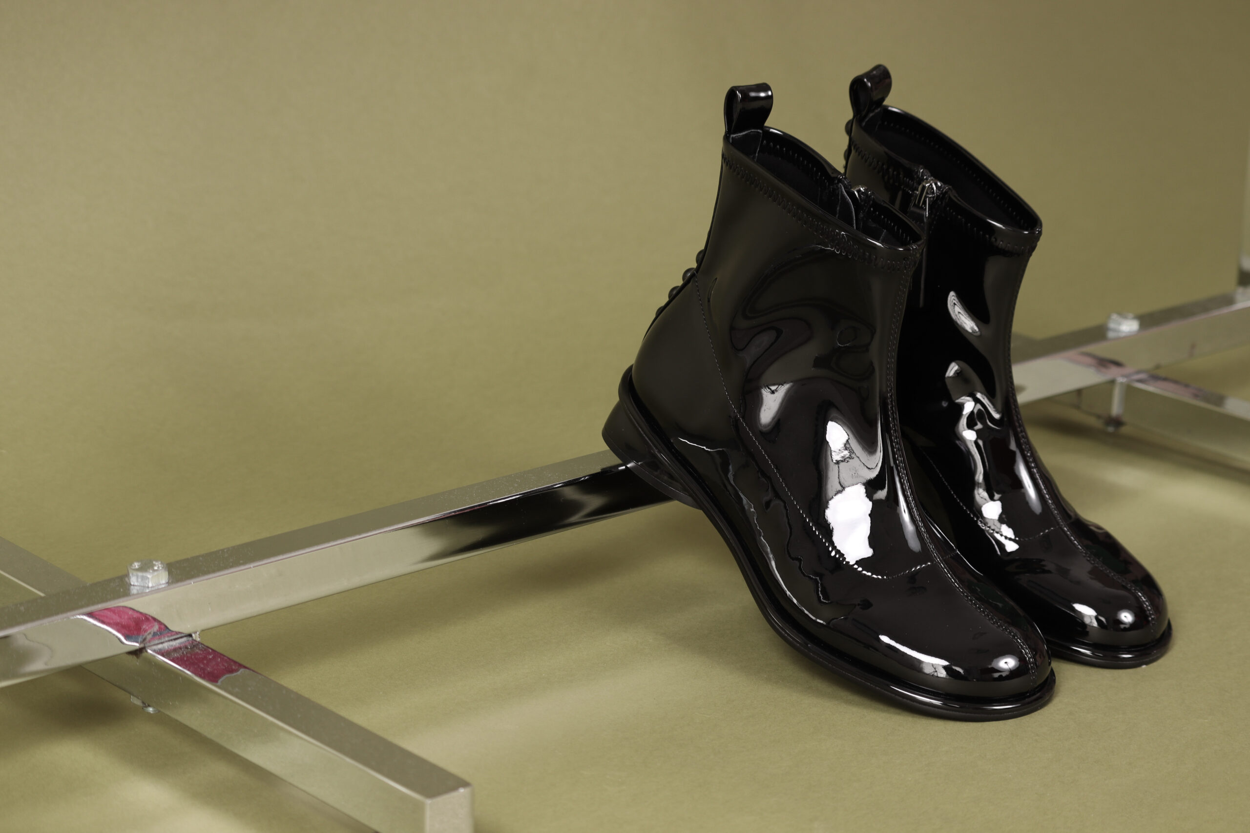 Stivaletti in vernice con borchiette Abbigliamento dark